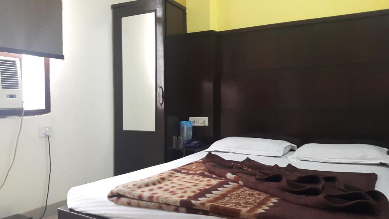 Shreeram Deluxe Hotel *